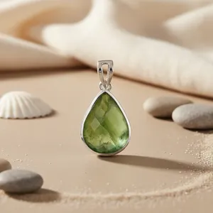Pendentif goutte d'eau en argent 925 avec topaze verte, serti clos, style classique, unisexe, pour usage quotidien, breloque solitaire - Product Image 1