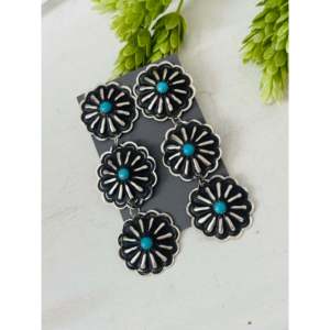 Pendientes Colgantes Navajo Hechos a Mano con Turquesa Kingman y Plata de Ley, Diseño de Flor con Concho - Product Image 4