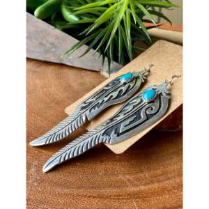 Pendientes colgantes de plumas de plata de ley y turquesa Tom and Rose Kingman de Singer - Product Image 3