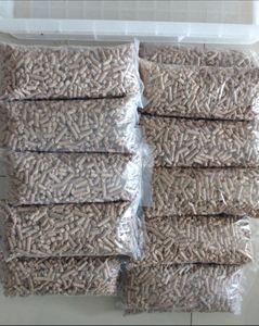 พร้อมจัดส่งเม็ดไม้ 100% ไม้สน ชนิด A1 A2 เม็ดไม้ฝรั่งเศส ขายส่งเม็ดไม้ - Product Image 1