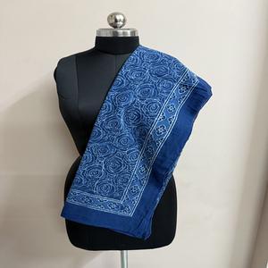 Chal de Algodón Estampado a Mano con Diseño Floral Azul CHHEENT, Resistente al Viento, Duradero, Ligero y Transpirable para Mujer - Product Image 1