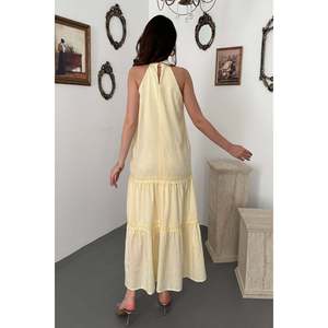 Vestido Maxi Amarillo con Capas y Detalles de Encaje - Amarillo - Product Image 5
