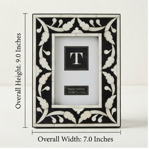 Cadre photo rectangulaire en MDF avec motif floral en résine noire et crème, design vertical, pour présentation sur table - Product Image 1