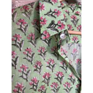 Camisa Casual para Hombre/Unisex, 100% Algodón, Estampada a Mano, Ecológica, con Diseño Floral, Cuello Mao, Estilo Veraniego Costero, Tejido Popelín - Product Image 3