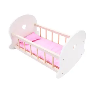 ピンクの点線のマットレス、シーツ、枕が付いた合板で作られた人形の揺れるロッキングベッド