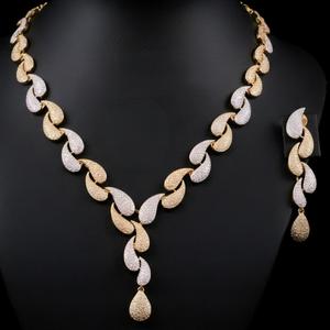 Conjunto de collar con aspecto de piedras AD con acabado dorado y blanco de diseñador a la moda con pendientes para mujer, colección de ropa para fiestas de boda - Product Image 1