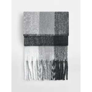 Sciarpa a Quadri Riciclata per Moda Sostenibile, Coperta Indossabile - Product Image 4