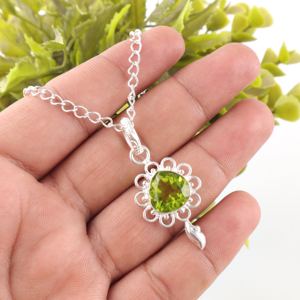 Collier pendentif en argent sterling 925 avec pierre précieuse verte naturelle péridot en forme de cœur vibrant, cadeau d'anniversaire spécial - Product Image 1