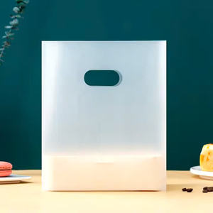 Bolsa de compras de plástico troquelada transparente con logotipo personalizado, resistente para regalo de comida, superficie de impresión de huecograbado para supermercado - Product Image 6