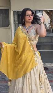 Conjunto de lehenga choli estilo Anarkali de diseño nuevo en tela de seda Chinon pura especial para la función Haldi, para novias o mujeres, choli elegante. - Product Image 3