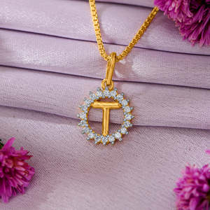 Colgante con Letra T en Oro Amarillo, Unisex, con Diamantes - Product Image 1