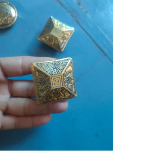 Cuentas de metal en relieve hechas a medida ideales para usar como colgantes y en joyería, también se puede usar en cinturones - Product Image 1