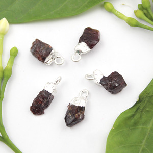 Conectores de collar de piedras preciosas granate en bruto real al por mayor accesorios de joyería galvanizados de plata de fianza única componentes de alta calidad - Product Image 1