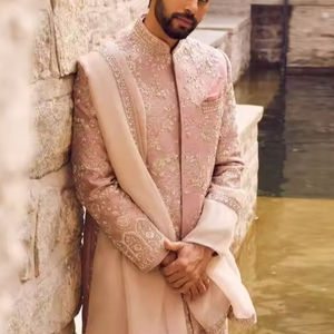 2024 BELLE BRODERIE ZARI ROSE CLAIR SHERWANI & PANTALON avec CHAUSSURE CORRESPONDANTE EN VERRE DE CRISTAL BEADSDABKA WORK PLUS TAILLE - Product Image 1