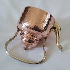 Elegante hervidor de cobre puro con mango de latón y acabado martillado, perfecto para servir accesorios de té y café - Product Image 5