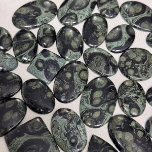 Piedra preciosa de ágata verde suelta de cabujón de jaspe Kambaba Natural de grado AAA 100% para joyería y diseños de jaspe de galaxia estrella - Product Image 1