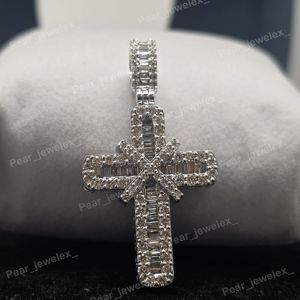 จี้เพชรโมอิสซาไนต์ทรงกลมและทรงบาแกตต์แบบ Iced Out Cross Design  วัสดุเงินแท้ 925 สไตล์ฮิปฮอปสุดหรู ทำด้วยมือ - Product Image 3
