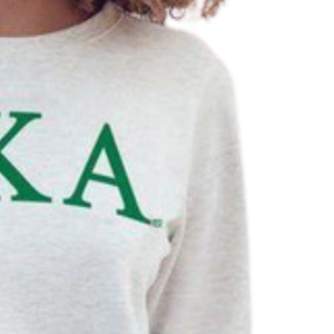 Sudadera con Cuello Redondo y Letras Griegas Arqueadas AKA, Blanca con Letras Griegas Verdes Bordadas Personalizadas, Sudadera con Cuello Redondo para Hermandades - Product Image 3