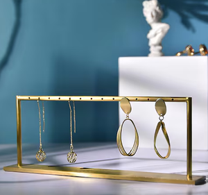 Cintre de bijoux en métal fait main avec étiquetage privé avec détails décoratifs, parfait pour les styles intérieurs rustiques et de ferme - Product Image 3