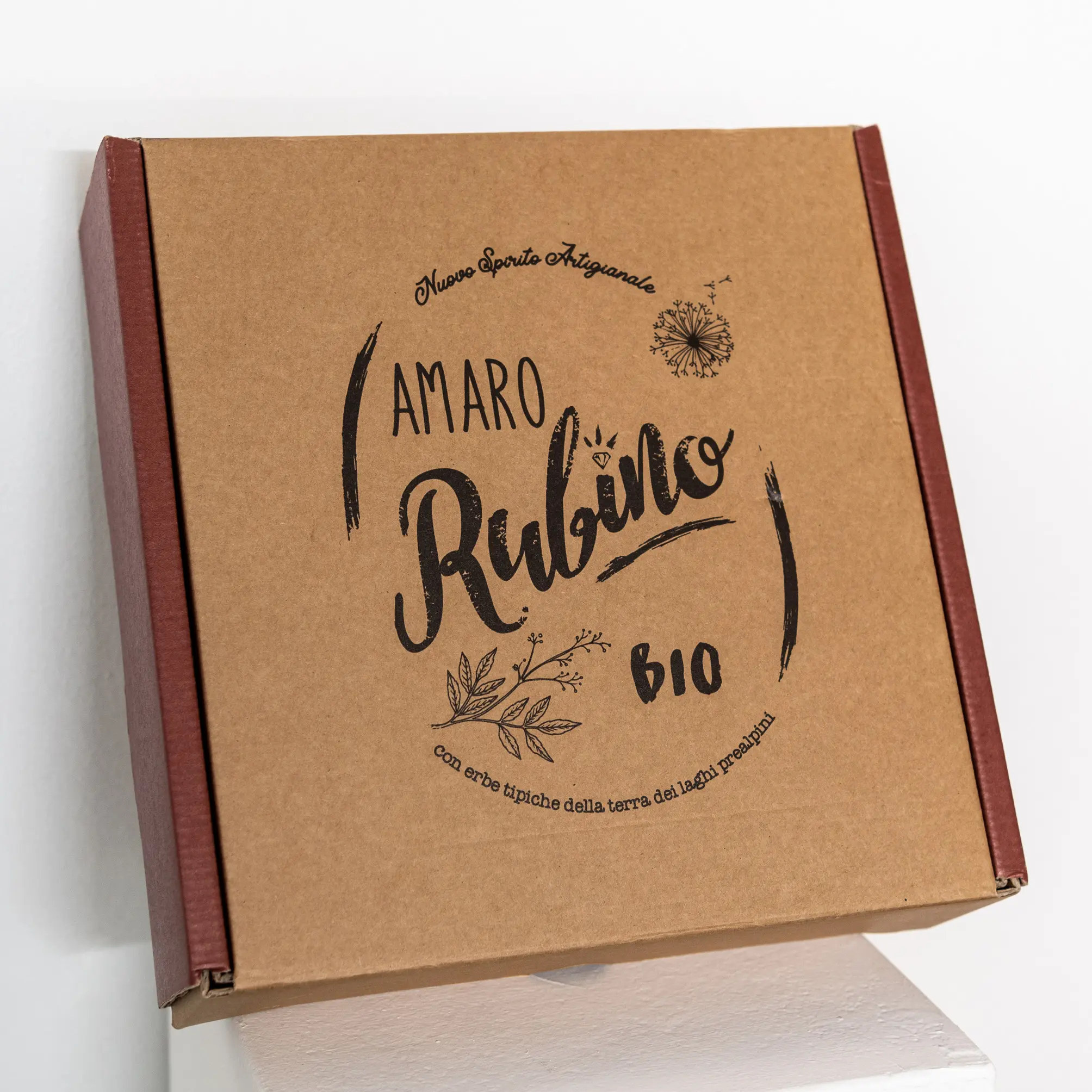 Exclusive gift box for Amaro Rubino organic liqueur in eco-sustainable craft cardboard