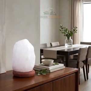 Lampe de table en sel de roche himalayen blanc naturel, sculptée à la main, avec base en bois, pour la décoration intérieure (vente en gros) - Product Image 4