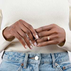 Anillo de Compromiso con Tres Diamantes de Forma Ovalada y Diseño Único para Uso Diario - Product Image 3