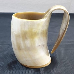 Mug en corne de buffle au design nordique personnalisé, artisanat, tasse à boire viking, fabriqué en Inde pour les fêtes, Noël, les célébrations de la bière - Product Image 1