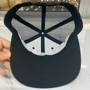 งานปัก 3 มิติ แบบกำหนดเอง หมวกแก๊ป 6 แผง สีดำ ตาข่ายสีดำ ทรงแข็ง ติดกระดุมแบบแถวเดียว สำหรับแบรนด์ของคุณ โรงงาน OEM - Product Image 4