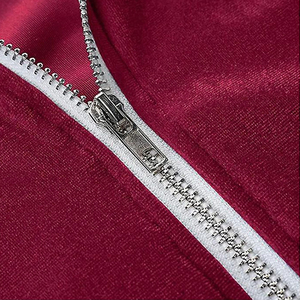 Conjunto de 2 piezas transpirable de terciopelo con logotipo personalizado para hombre, con cremallera y pantalones para otoño, chándales de terciopelo con logotipo de diamantes de imitación - Product Image 4