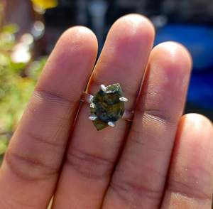 Bague tendance en argent sterling 925 avec pierre brute de moldavite taillée en ovale, sertie dans un cadre, cristal vert naturel, pour mariage et soirée - Product Image 2