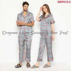 Pyjamas assortis pour couples, bleu marine avec rayures rouges, soie à carreaux verts et rouges, coupe ajustée avec 2 types de manches pour votre commodité - Product Image 2