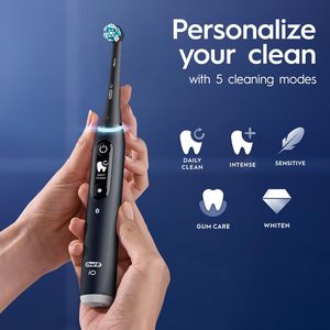 Brossette à dents électrique rechargeable Oral-B iO Deep Clean + Protect, noire avec une brosse à dents iO Series 7, 2 têtes de brosse de rechange - Product Image 5