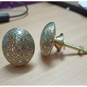 Pomo de latón hecho a mano personalizado con puntos blancos y negros para cajones de tocador y gabinetes, fabricado en India - Product Image 5