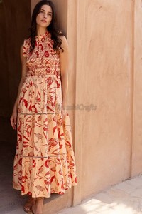 Hecho de popelina de algodón ligeramente estructurada Bloque de mano Impreso Forrado Smocked Top Ruffle Detailing a lo largo del escote y el hombro - Product Image 6