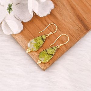Boucles d'oreilles en opale verte naturelle de haute qualité avec sertissage en or jaune plaqué, bijoux faits à la main - Product Image 3