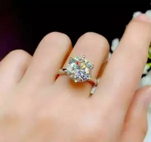 Bague de fiançailles en moissanite taille ronde 4 carats, argent 925, sertie à griffes vintage, pour cadeau de mariage ou d'anniversaire - Product Image 3