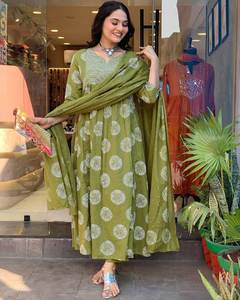 Pantalon Kurti traditionnel exclusif en rayonne avec catalogue complet de la collection Dupatta disponible au tarif de gros pour les tenues de fête d'été - Product Image 2