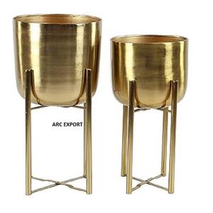 Lot de 2 jardinières de fleurs fantaisie en métal poli doré Vente en gros jardinière de décoration intérieure et extérieure de luxe au meilleur prix - Product Image 1