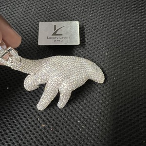 Pendentif en diamant de créateur personnalisé en or blanc avec chaîne réglable Cadeau de luxe de haute qualité pour fourniture en gros disponible - Product Image 4