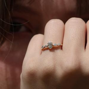 Anillo de compromiso de diamante de moissanita de corte ovalado de 6x4mm en oro | Joyería de Boda nupcial de piedra lateral delicada - Product Image 2