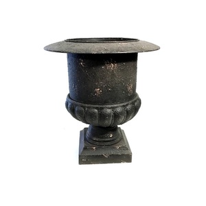 Pot de fleur d'urnes de jardin en métal noir de finition rustique antique avec piédestal pour le pot de plantes en métal de conception décorative de jardin extérieur - Product Image 1