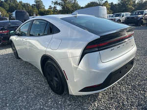 Usado 2024 T * oyota Prius LE - Product Image 2