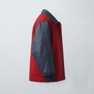 Chaqueta Bomber Personalizada al por Mayor con Parche de Equipo, Cuerpo de Lana Roja y Azul Oscuro, Mangas de Cuero, Cierre de Botones a Presión y Cuello Vuelto - Product Image 3