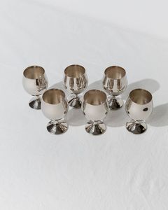 Verre à vin en métal massif avec une surface lisse et un look élégant, conçu pour les bars, les restaurants ou les occasions festives - Product Image 4