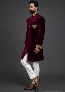 2024 DECENTE Y ELEGANTE NOVIO MAROON VERDE SHERWANI BORDADO CUENTAS DE CRISTAL DABKA TRABAJO TALLA GRANDE PANTALÓN ESTOLA EMBELLECEDADA - Product Image 2