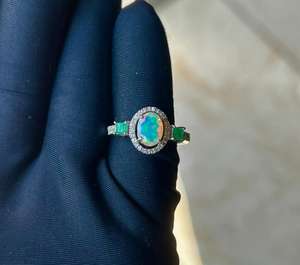 แหวนเงินแท้ 925 ชุบโรเดียม ประดับพลอยโอปอลเอธิโอเปียธรรมชาติและมรกต พร้อมเพชร ดีไซน์แบบหนามเตย - Product Image 1