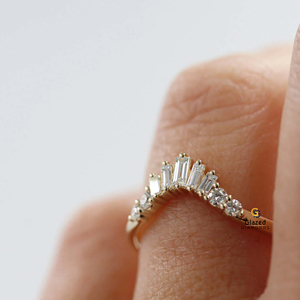 Baguette cónico corte Color menos diamantes 925 plata esterlina curva boda banda para mujer en diseño único - Product Image 3