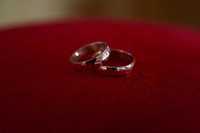 Venta al por mayor de anillos de cobre de moda joyería de oro rosa Chapado en cobre parejas anillos encanto anillos para hombre y mujer