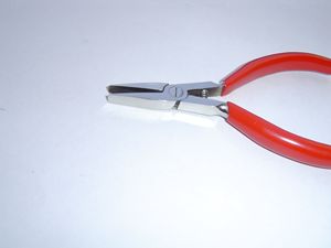 Pince de haute qualité 5 pouces à bec plat avec ressort, utilisée pour la fabrication de bijoux, vente en gros au prix le plus bas, meilleur produit pour la fabrication de bijoux - Product Image 1
