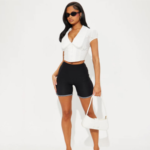 Forma delgada para mujer con diseño de tiro bajo hecho a mano en tela duradera para cómodos pantalones cortos de ajuste regular adecuados para uso diario al aire libre - Product Image 1